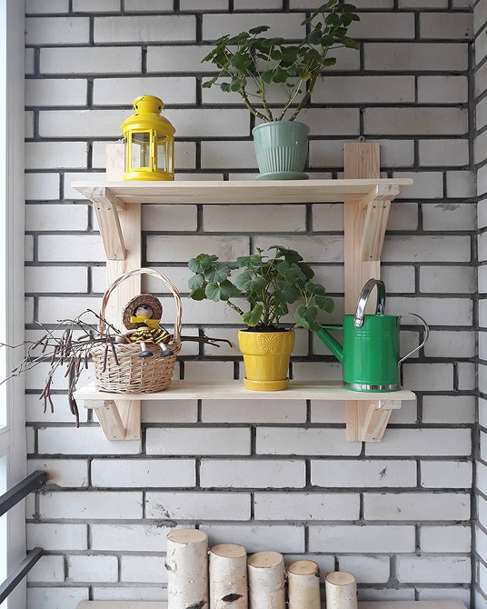 Organizacja na balkonie Praktyczne półki DIY na balkonie do przechowywania narzędzi i innych przedmiotów.