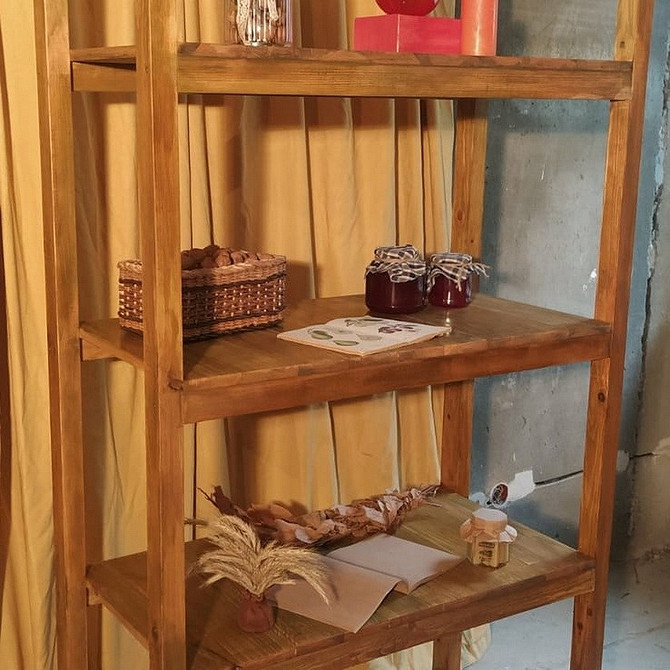 Balkon zorganizowany DIY Półki DIY na balkonie: oszczędność miejsca i organizacja na małej przestrzeni.