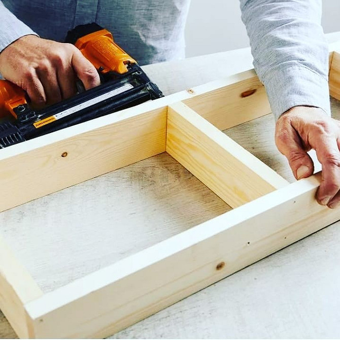 Mały balkon - duże możliwości Proste półki DIY na mały balkon: idealne rozwiązanie do małego mieszkania