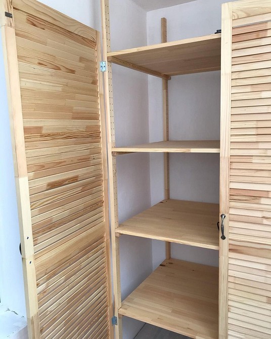 Drewno na balkonie Drewniane półki balkonowe: naturalny materiał dla przytulnego przechowywania na balkonie.