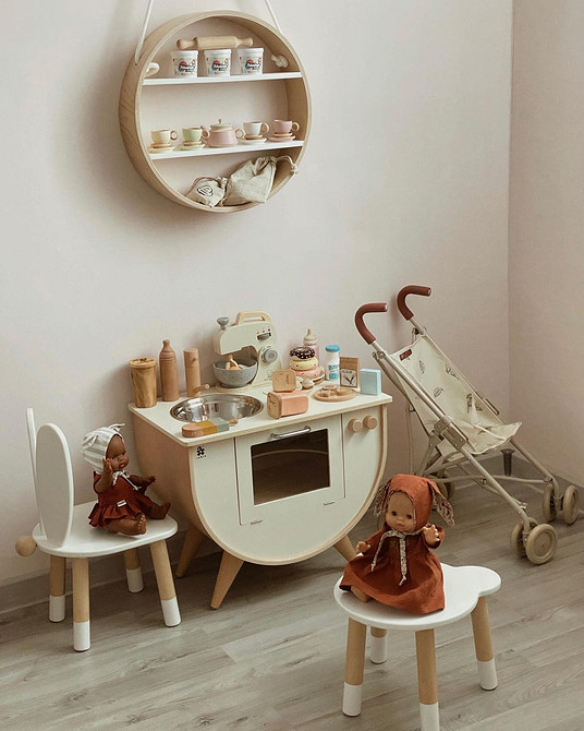 Otwarte półki: łatwy dostęp Otwarte półki w pokoju dziecięcym 2026: wygodne przechowywanie zabawek i książek, łatwy dostęp.