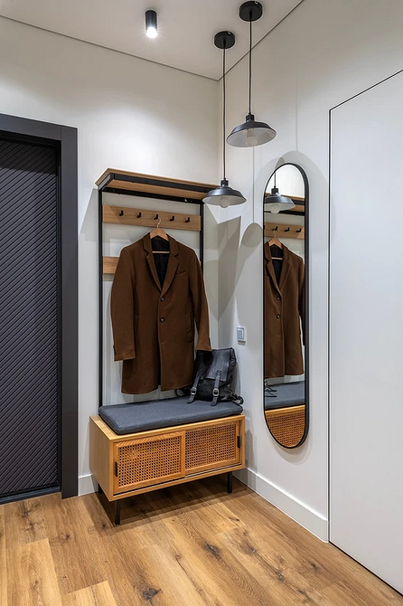 Półki: Dekoracja i Funkcja Półki ścienne w przedpokoju na klucze, torebki i dekoracje. Drewniane półki na książki.