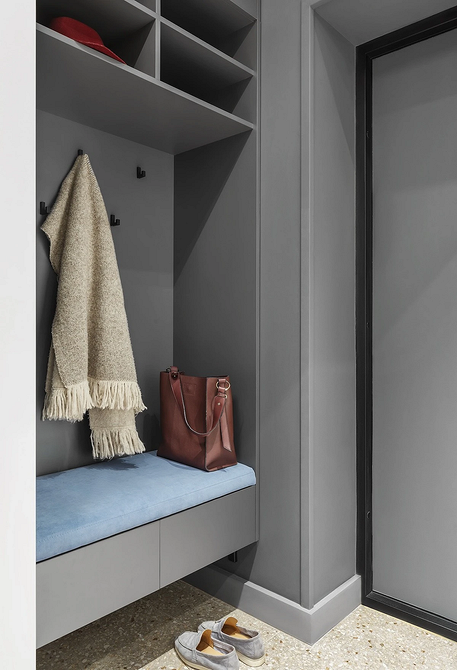 Loftowy Przedpokój: Półki Nowoczesny przedpokój z półkami na buty i stylowym przechowywaniem. Metalowe półki loft.