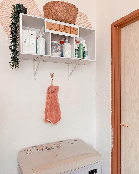 Półki z książkami Otwarta półka z książkami i dekoracjami w salonie. Inspiracja na 2026.