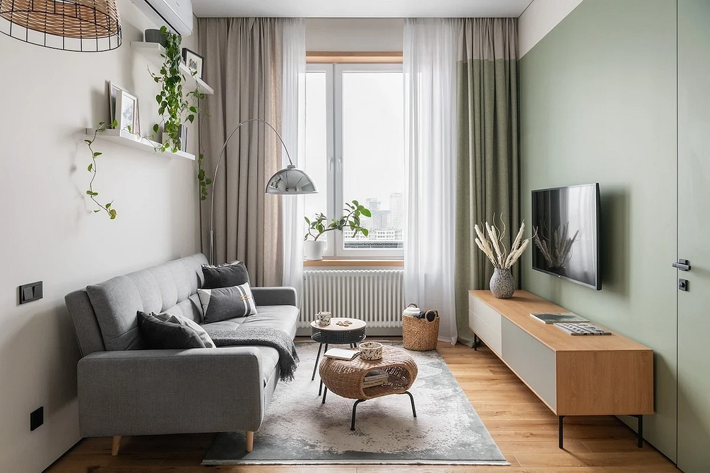 Przytulne półki w sypialni Półki ścienne w sypialni tworzą przytulną atmosferę w małym apartamencie