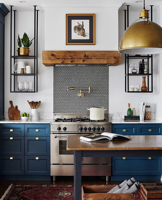 Minimalistyczne półki Nowoczesne półki na ścianę w minimalistycznym wnętrzu z roślinami i dekoracjami 2026.