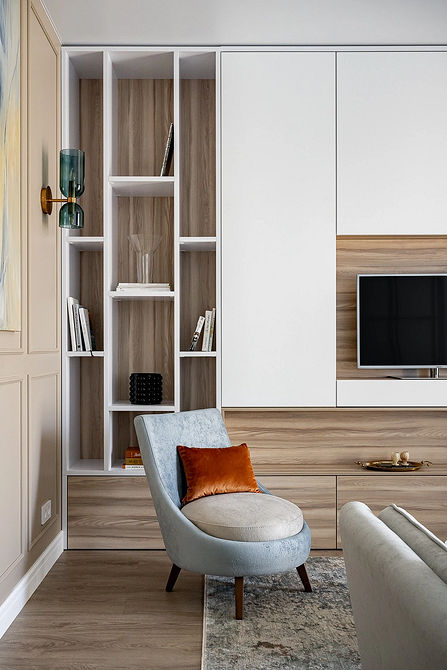 Stylowe półki w salonie Półki ścienne w salonie z roślinami i dekoracjami. Styl skandynawski.