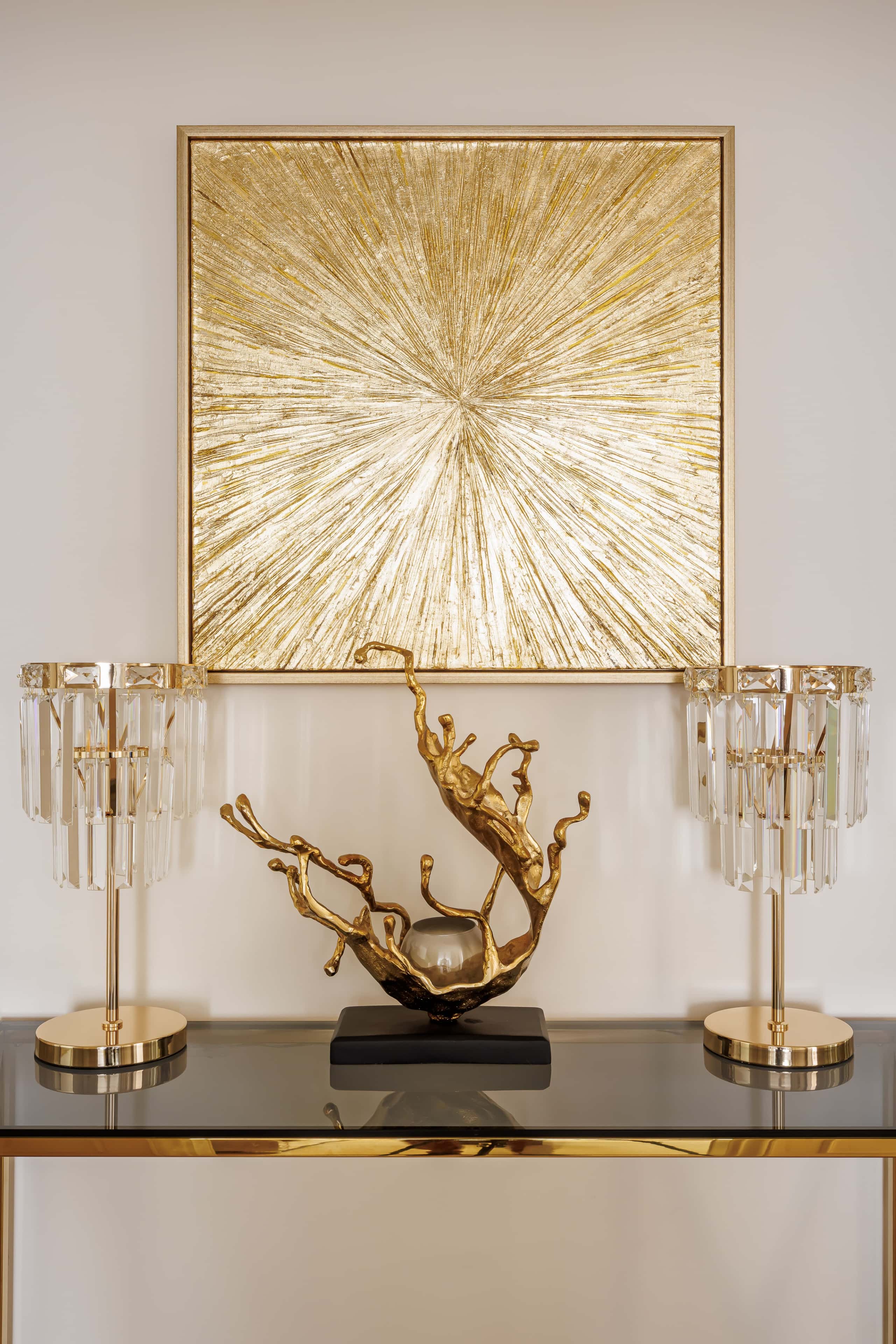 Korytarz z blaskiem Inspiracje na remont mieszkania 2026: korytarz z lustrami i akcentami metalowymi.