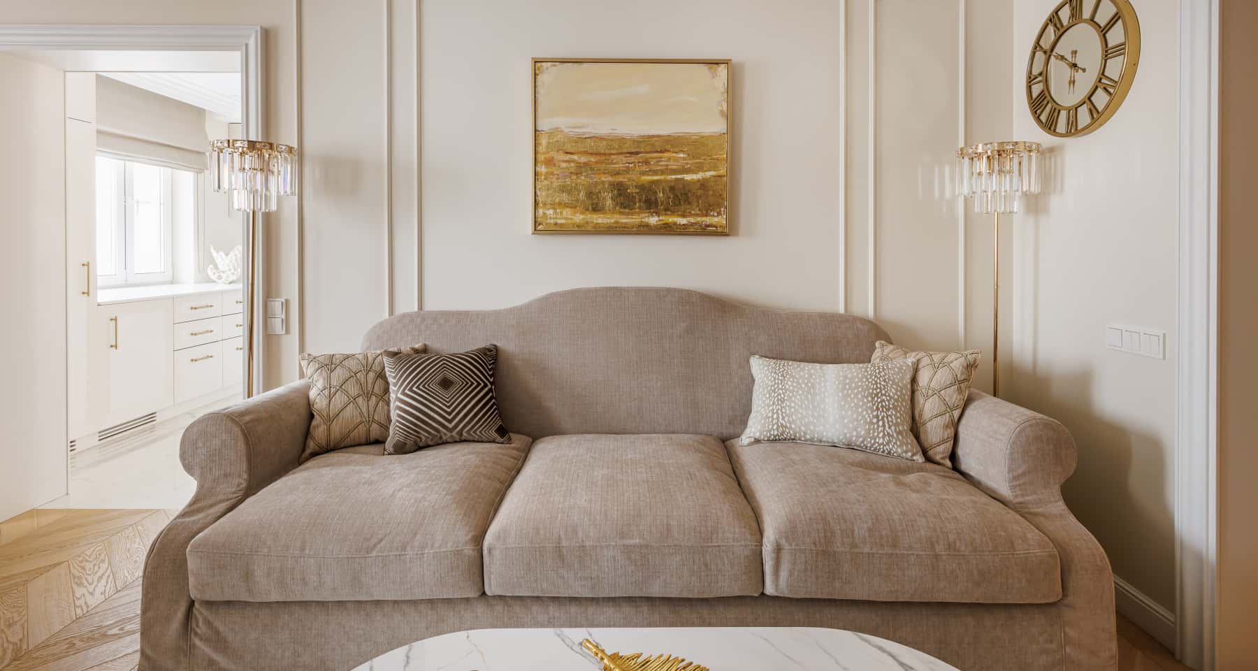 Welur i Metal w 2026 Trendy remontowe 2026: elegancka sypialnia z welurowym zagłówkiem i metalowymi detalami.