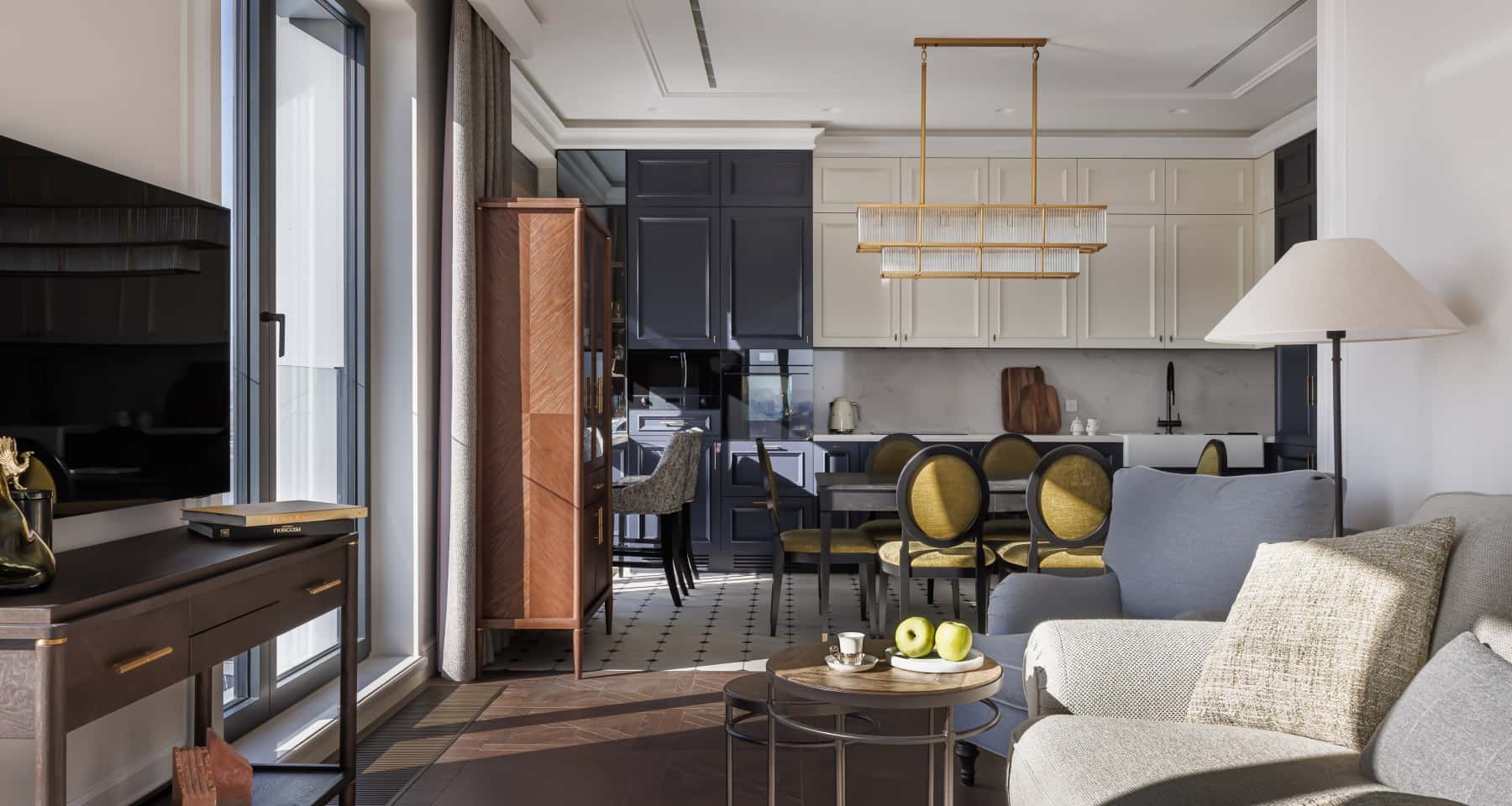 Welurowy Komfort w Sypialni Remont mieszkania 2026: przytulna sypialnia z welurowymi poduszkami i metalową lampą.