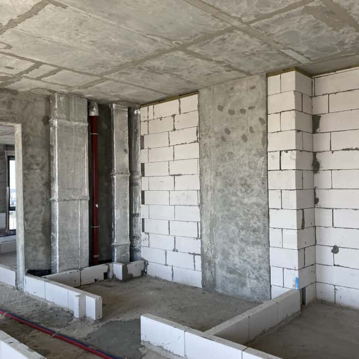 Beton dla dwojga Małe mieszkanie dla pary z betonowymi ścianami i nowoczesną aranżacją wnętrz.