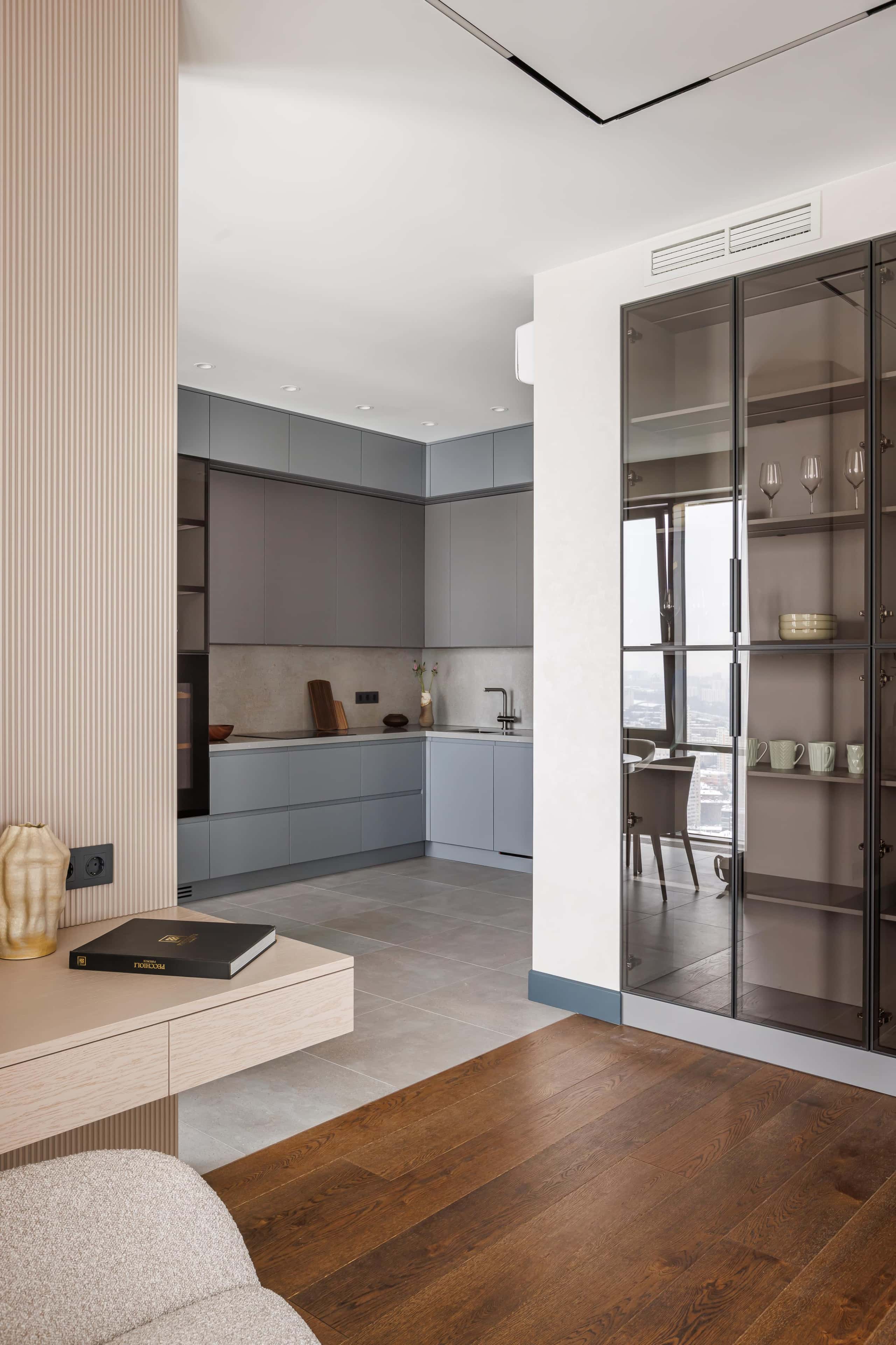 Betonowe inspiracje Nowoczesna aranżacja wnętrz 2026: surowy beton w małym mieszkaniu z panelami fornirowanymi.