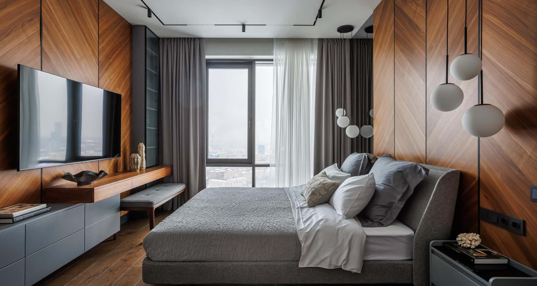 Minimalizm i fornir Szaro-brązowe wnętrze małego mieszkania w stylu nowoczesnym z panelami fornirowanymi.