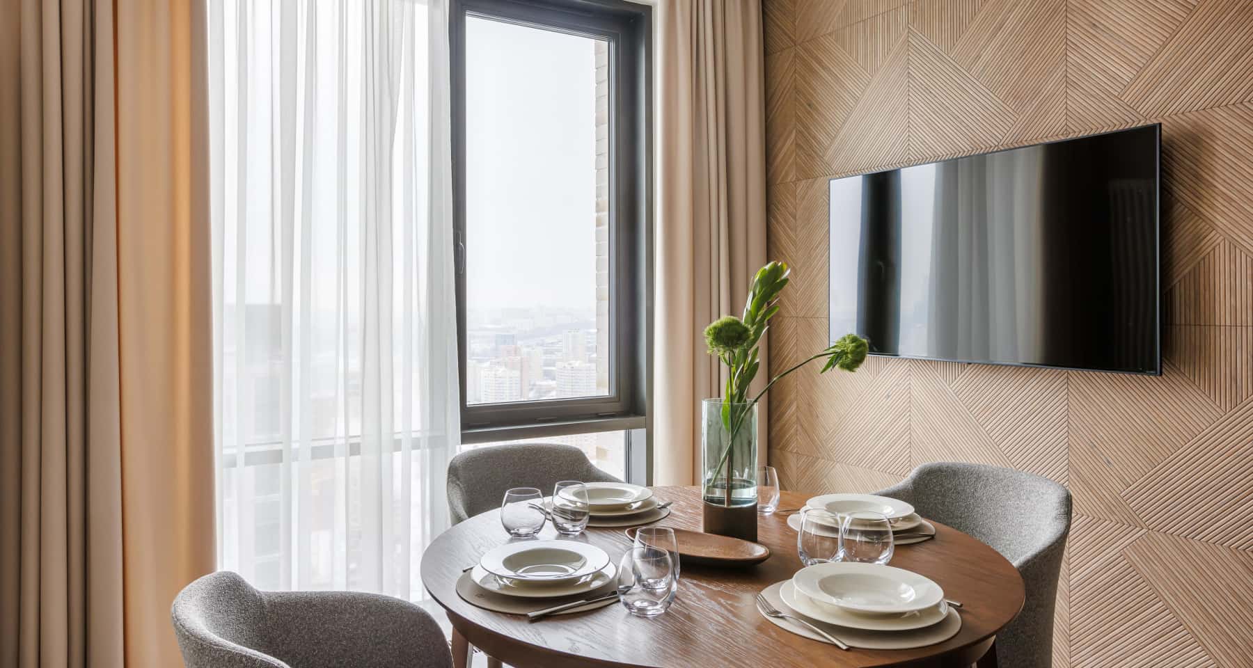 Fornir i beton Minimalistyczny salon z betonowymi ścianami i panelami fornirowanymi w szaro-brązowej tonacji.