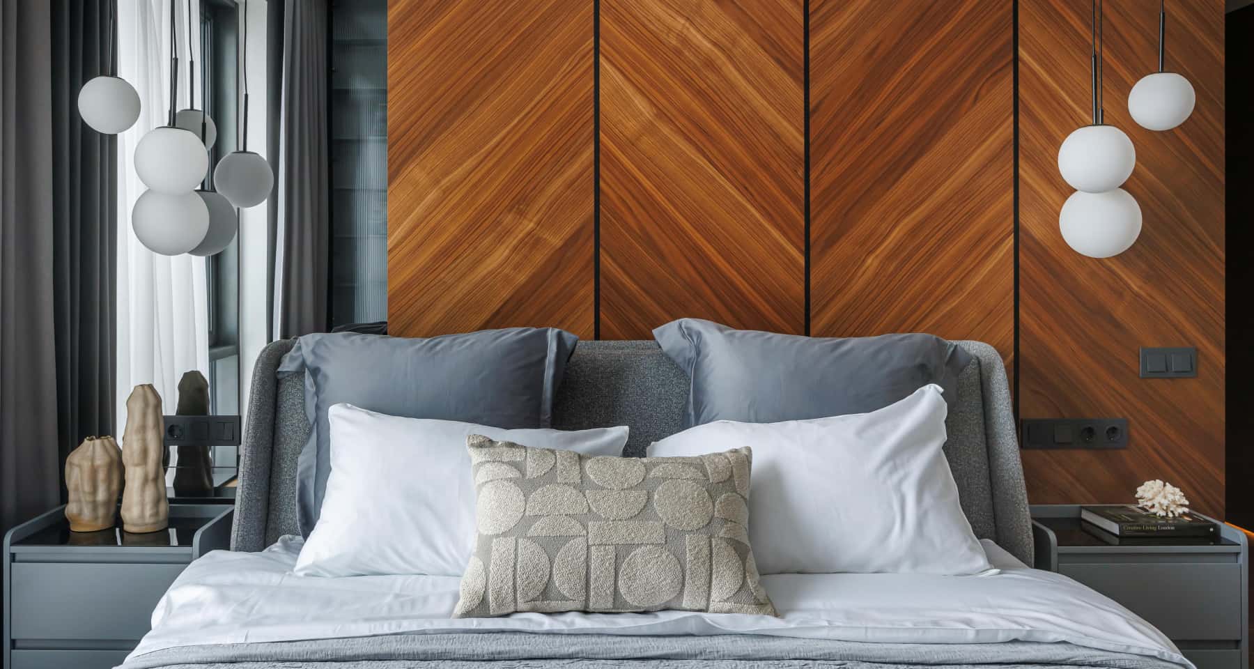 Loftowa przestrzeń Aranżacja wnętrza małego mieszkania w stylu loft z betonem i metalem.