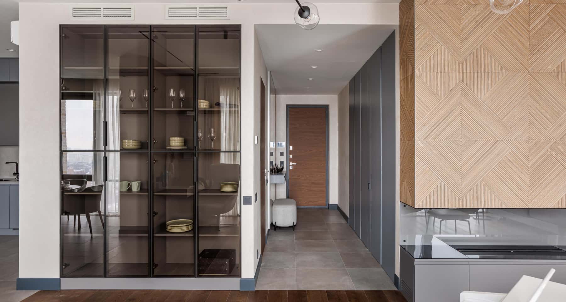 Przyszły design Mieszkanie przed remontem, betonowe ściany i podłoga. Przyszły design wnętrz w 2026.