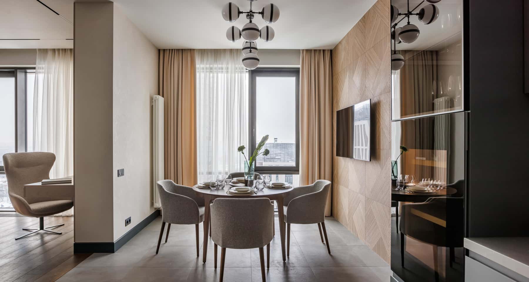 Beton w detalu Design małego mieszkania 2026: betonowe ściany w szaro-brązowej palecie kolorów.