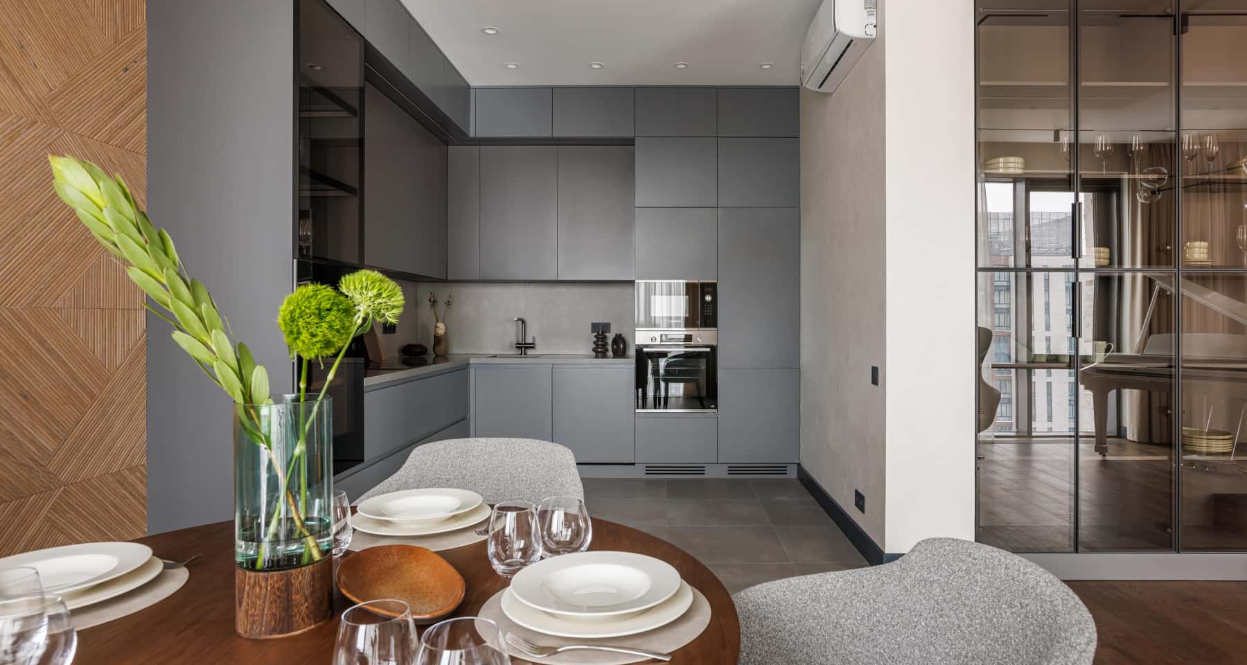 Beton i nowoczesność Szaro-brązowe wnętrze małego mieszkania w stylu nowoczesnym z betonowymi ścianami.