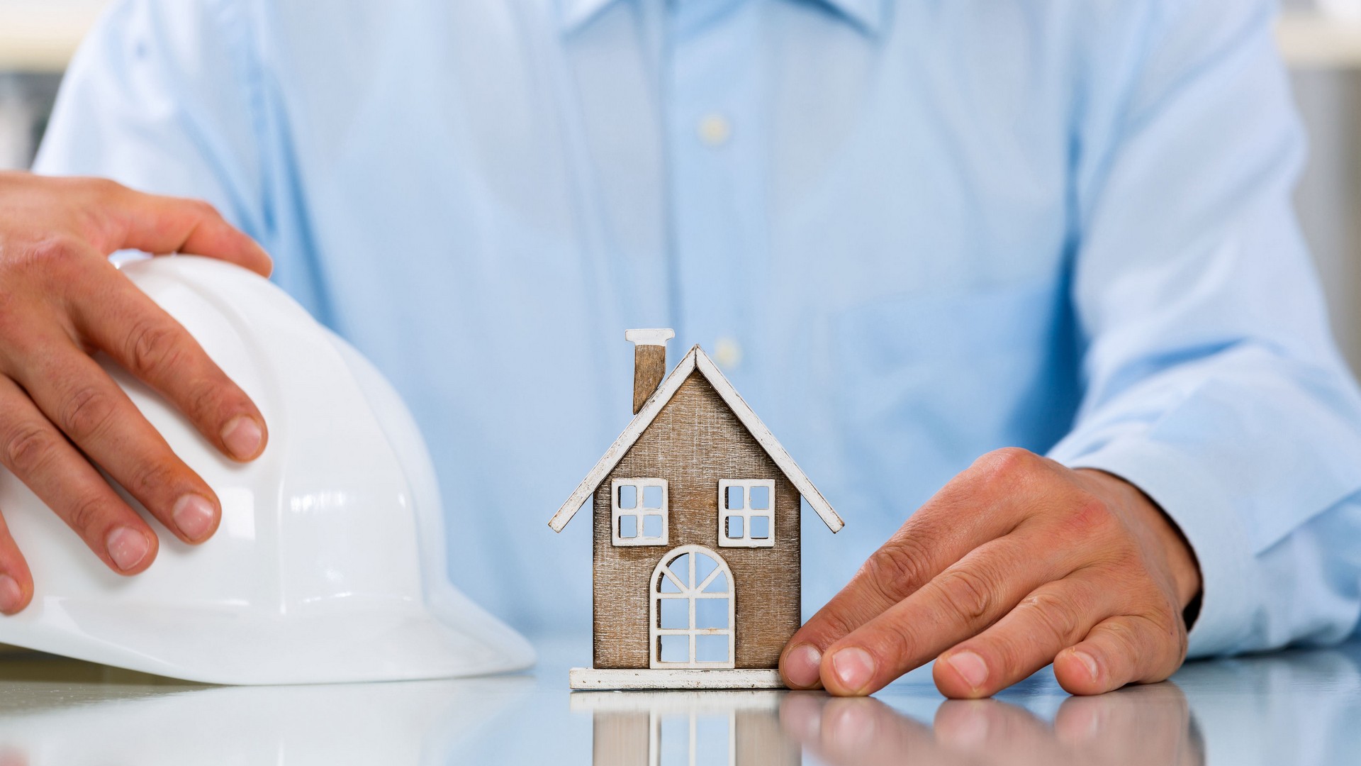 Salon po Remoncie Salon z dużym, wygodnym narożnikiem i telewizorem po remoncie w trzypokojowym mieszkaniu.