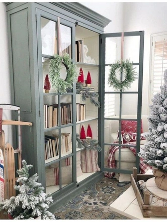 Iglasta dekoracja stołu Kompozycja świąteczna z igliwia, świec i ozdób: dekoracja stołu na Boże Narodzenie 2026.