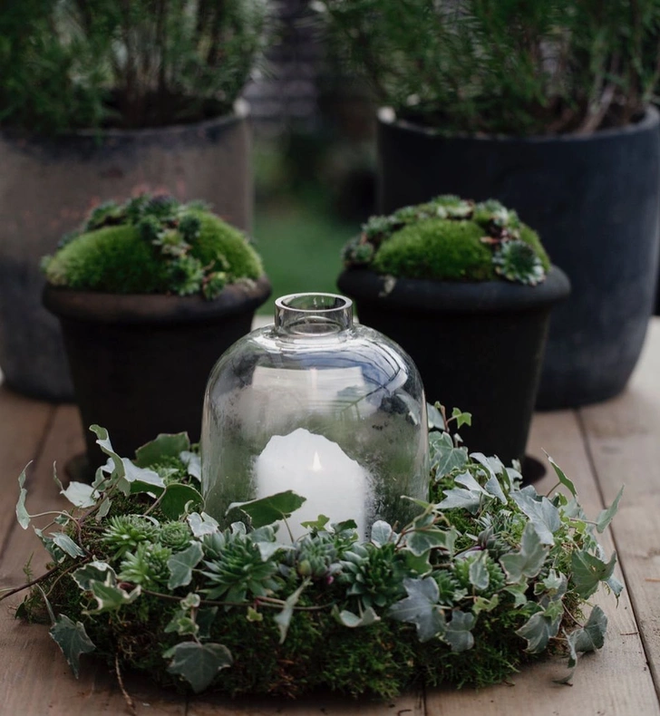 Świąteczne gałązki w wazonie Gałązki w wazonie tworzą przytulną, świąteczną atmosferę. Dekoracje świąteczne z igliwia.