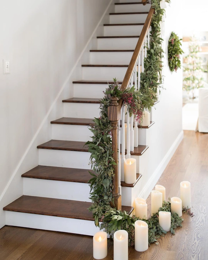 Minimalizm z igliwiem Minimalistyczny bukiet z igliwia w szklanym wazonie. Dekoracje świąteczne 2026.