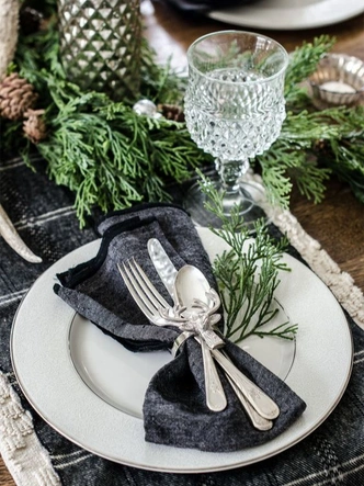 Minimalistyczne igliwie Gałązki w wazonie, minimalistyczne ozdoby. Świąteczny dom 2026.