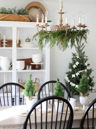 Świąteczna kompozycja Kompozycja ze świec, gałązek i szyszek na świątecznym stole.