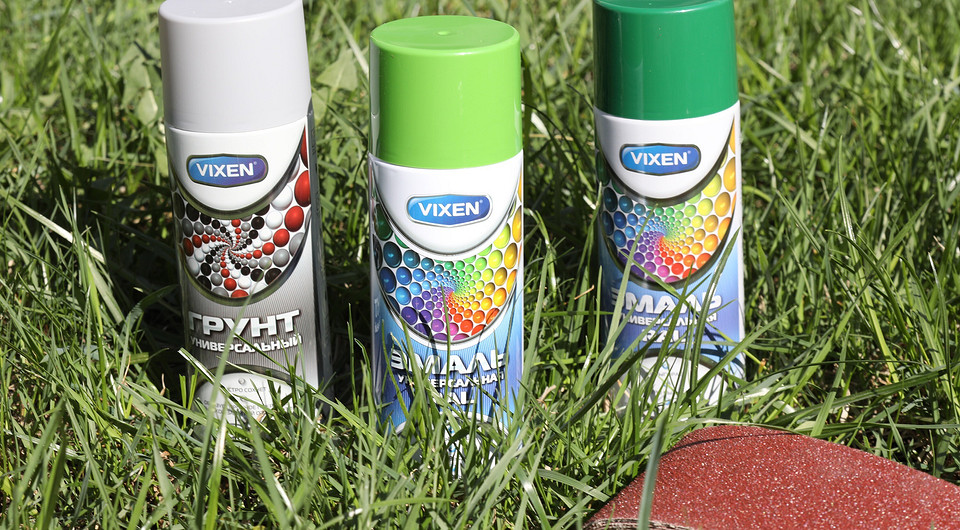 Relaks przy basenie Zestaw mebli ogrodowych: drewniana ławka, fotel i stolik obok basenu.