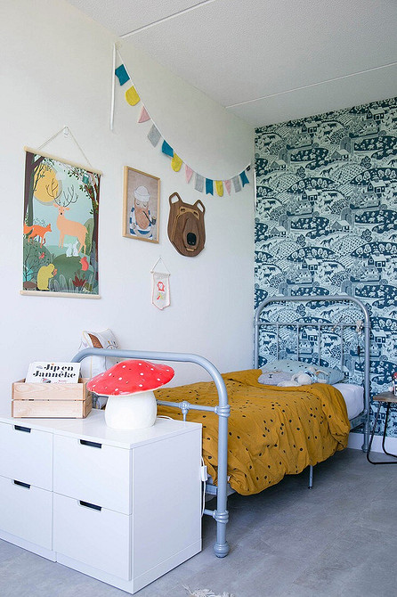 Szare łóżko z akcentem Stylowe szare łóżko z miękkim zagłówkiem w sypialni z akcentującą ścianą.