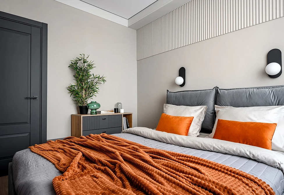 Szare łóżko, piękna ściana Sypialnia z szarym łóżkiem i akcentującą ścianą za wezgłowiem łóżka.