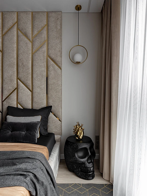 Kute łóżko szare Eleganckie szare łóżko z kutym zagłówkiem w klasycznej sypialni.