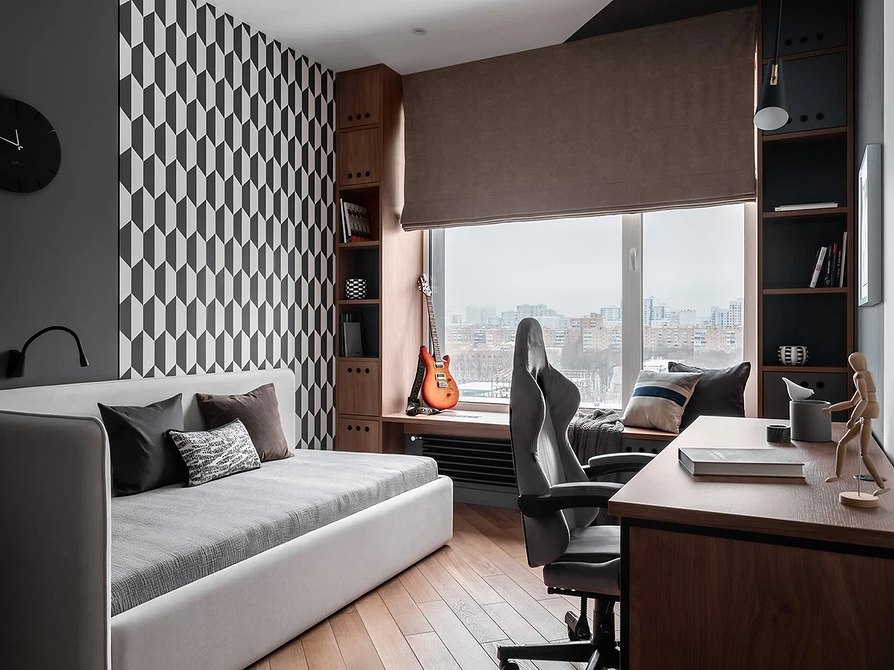 Przytulna szara sypialnia Szare łóżko w sypialni z akcentującą ścianą tworzącą przytulną atmosferę.