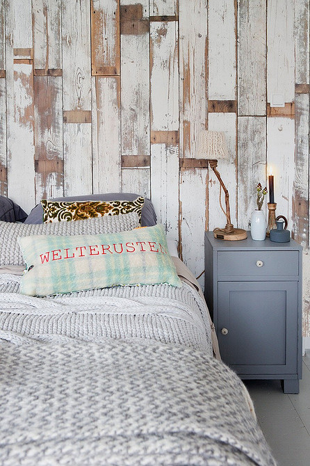 Szare łóżko: Metal i Tekstylia Stylowe szare łóżko z metalową ramą i różnorodne tekstylia w sypialni.