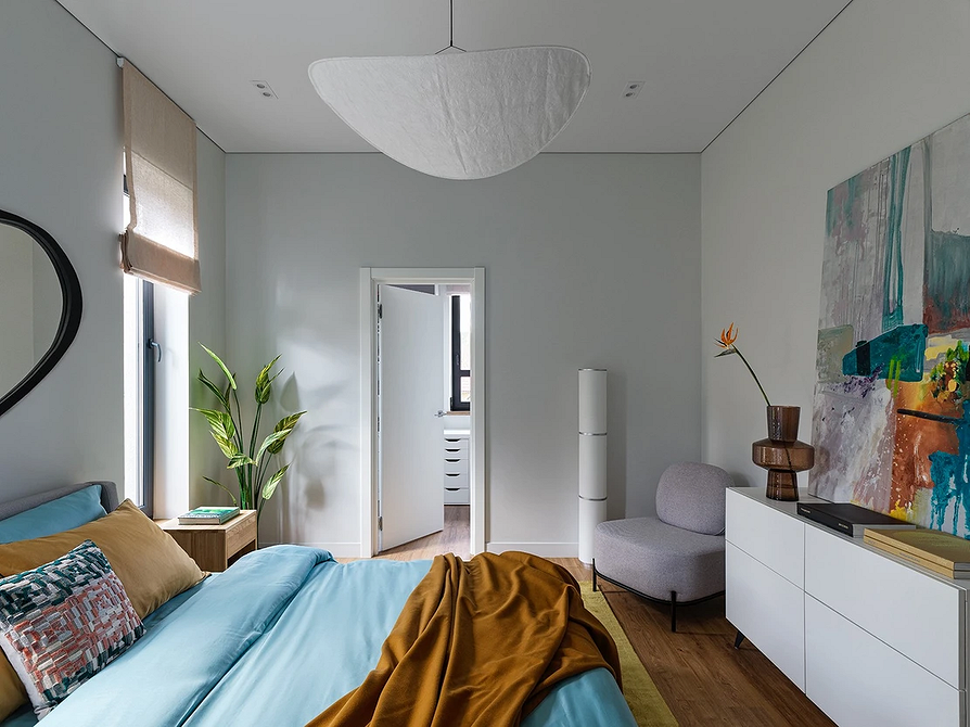 Szare łóżko, nowoczesny design Nowoczesna sypialnia z szarym łóżkiem, szafkami nocnymi i dekoracyjnymi poduszkami. Stylowy design.