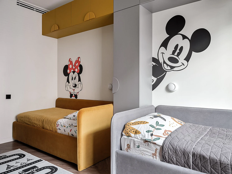 Szare łóżko w małej przestrzeni Mała sypialnia z szarym łóżkiem i nocnym oświetleniem w pokoju.