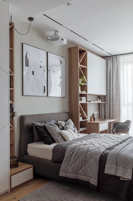 Panorama i szarość Nowoczesna sypialnia z dużym szarym łóżkiem i panoramicznymi oknami na zewnątrz.