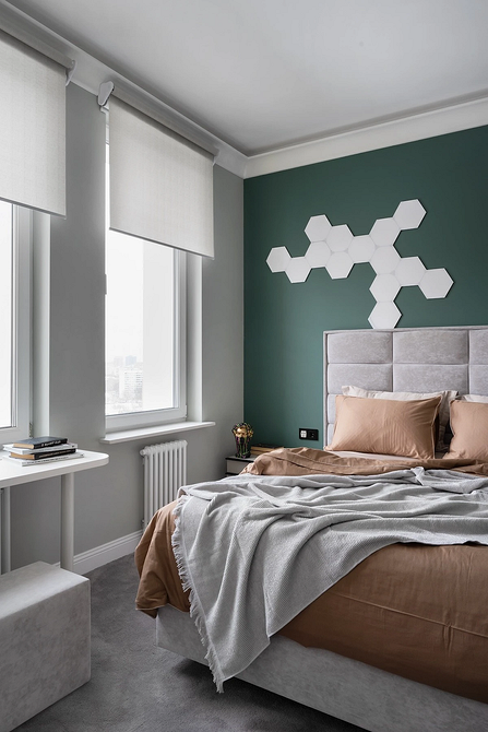 Szary total look Sypialnia z szarym łóżkiem, dywanem i dekoracyjnymi elementami w podobnym odcieniu.