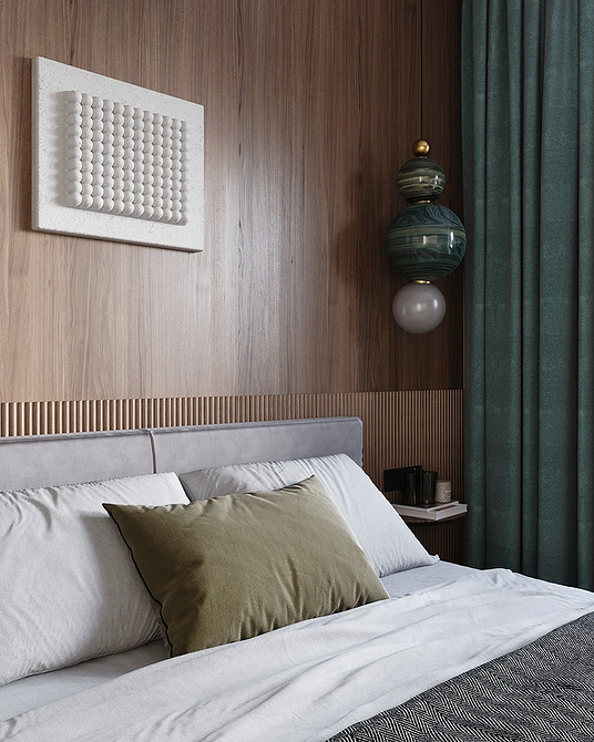 Szare łóżko i akcent Sypialnia z szarym łóżkiem i akcentującą ścianą. Przytulne wnętrze sypialni.