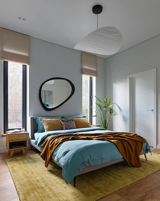 Szare łóżko i dywan Sypialnia z dużym szarym łóżkiem i miękkim dywanem. Komfort i relaks.