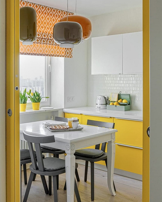 Nowoczesna szarość Nowoczesny salon z szarymi meblami: minimalistyczny styl w 2026 roku.