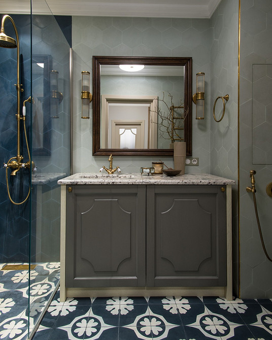 Szare odbicie w łazience Szara szafka pod umywalkę i duże lustro w nowoczesnej łazience.