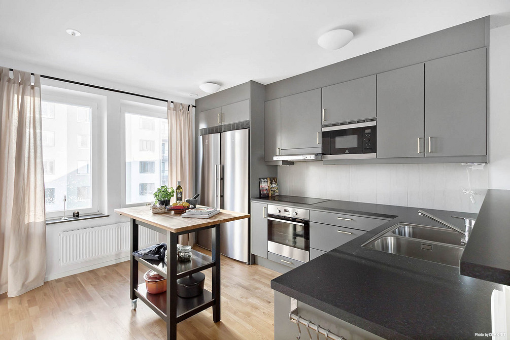 Aksamitny dotyk Szare meble z aksamitnym obiciem: luksusowy detal w nowoczesnym wnętrzu.