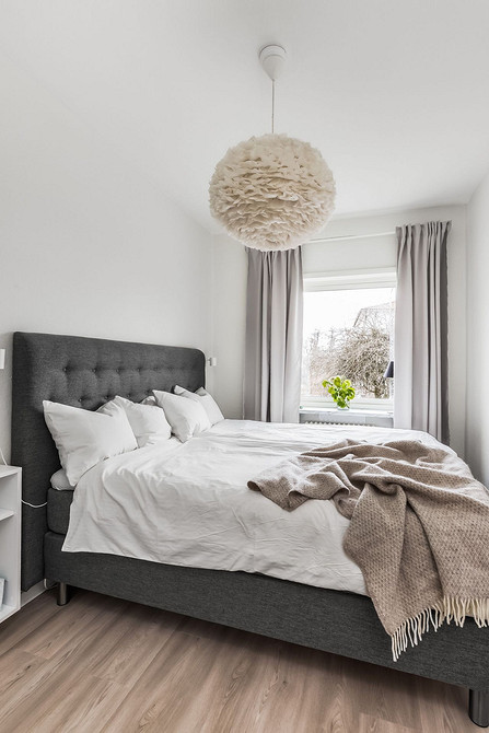 Aksamitny fotel Szary fotel z aksamitnym obiciem w minimalistycznym wnętrzu: idealne dopełnienie aranżacji.