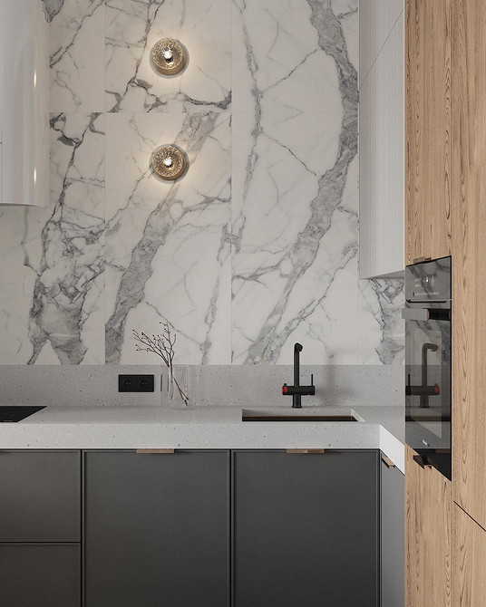 Mały salon, wielki styl Szara sofa w małym mieszkaniu: praktyczne i stylowe rozwiązanie do salonu.