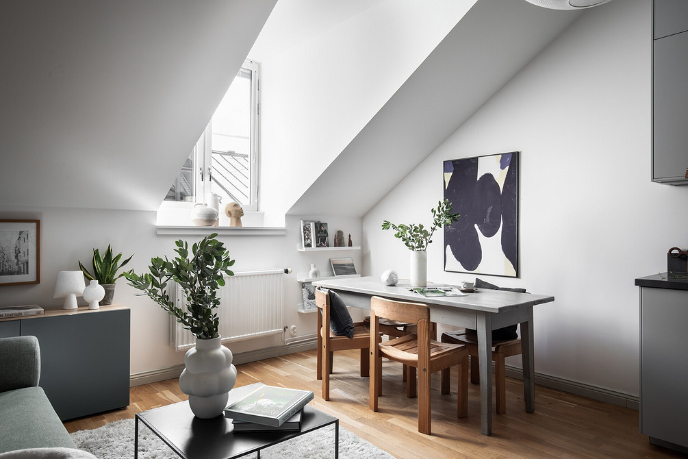 Szara elegancja Aranżacja salonu z szarą sofą w stylu minimalistycznym 2026 roku.