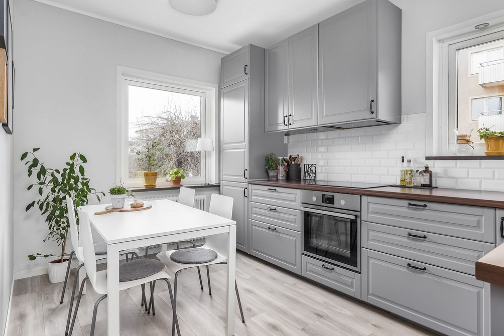 Komfortowy narożnik Szary narożnik z poduszkami: komfort i elegancja w jednym w 2026.