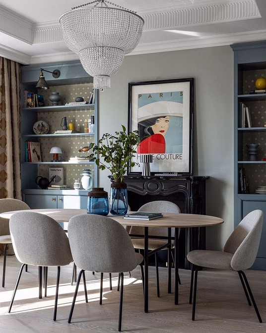 Aksamitne krzesło Szare krzesło z aksamitnym obiciem: idealne do minimalistycznej jadalni w 2026 roku.