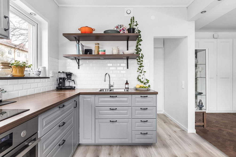 Minimalistyczna elegancja Szara komoda i sofa w salonie: nowoczesna aranżacja z nutą minimalizmu.