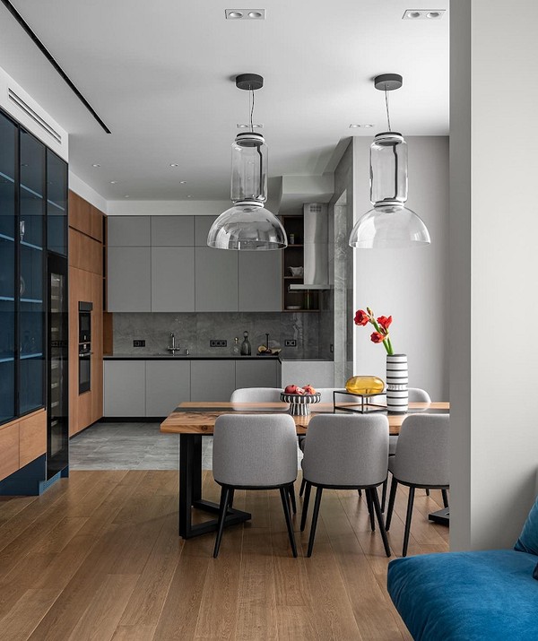 Aksamitna szarość Szare meble w minimalistycznym wnętrzu: aksamitne obicie dodaje elegancji w małym mieszkaniu.